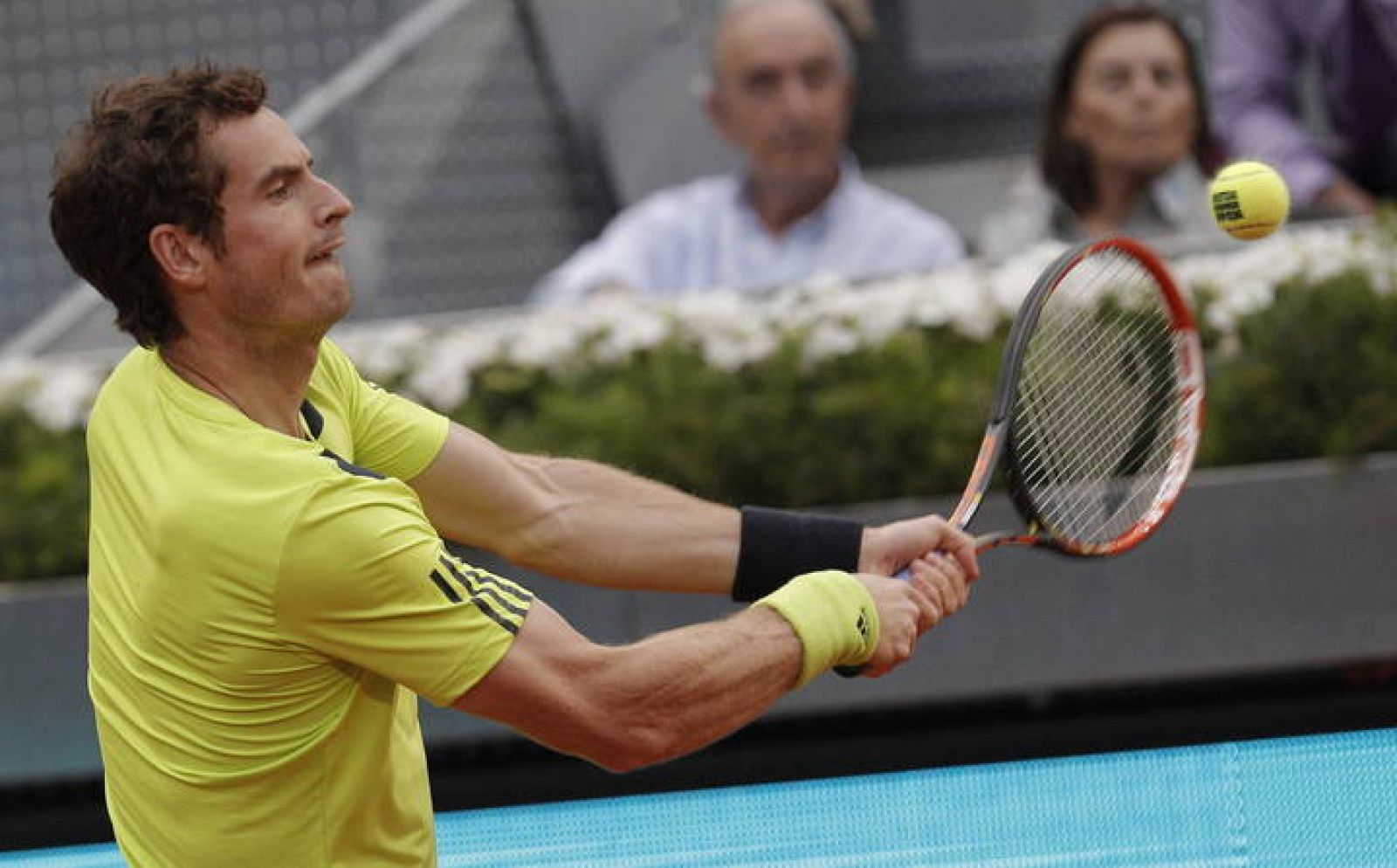El británico Andy Murray devuelve la bola al español Nicolás Almagro