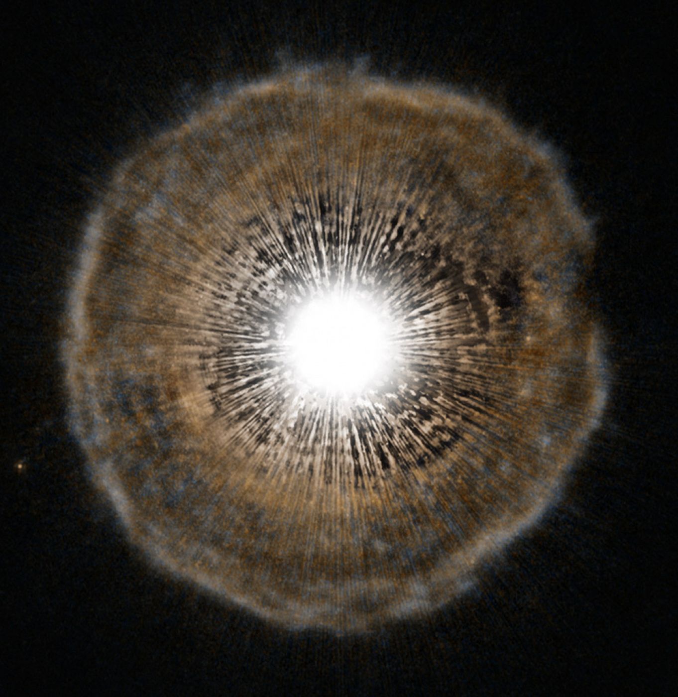 Imagen del telescopio espacial Hubble que muestra una estrella de carbono brillante cenrca del final de su vida rodeada de una capa de gas y polvo.