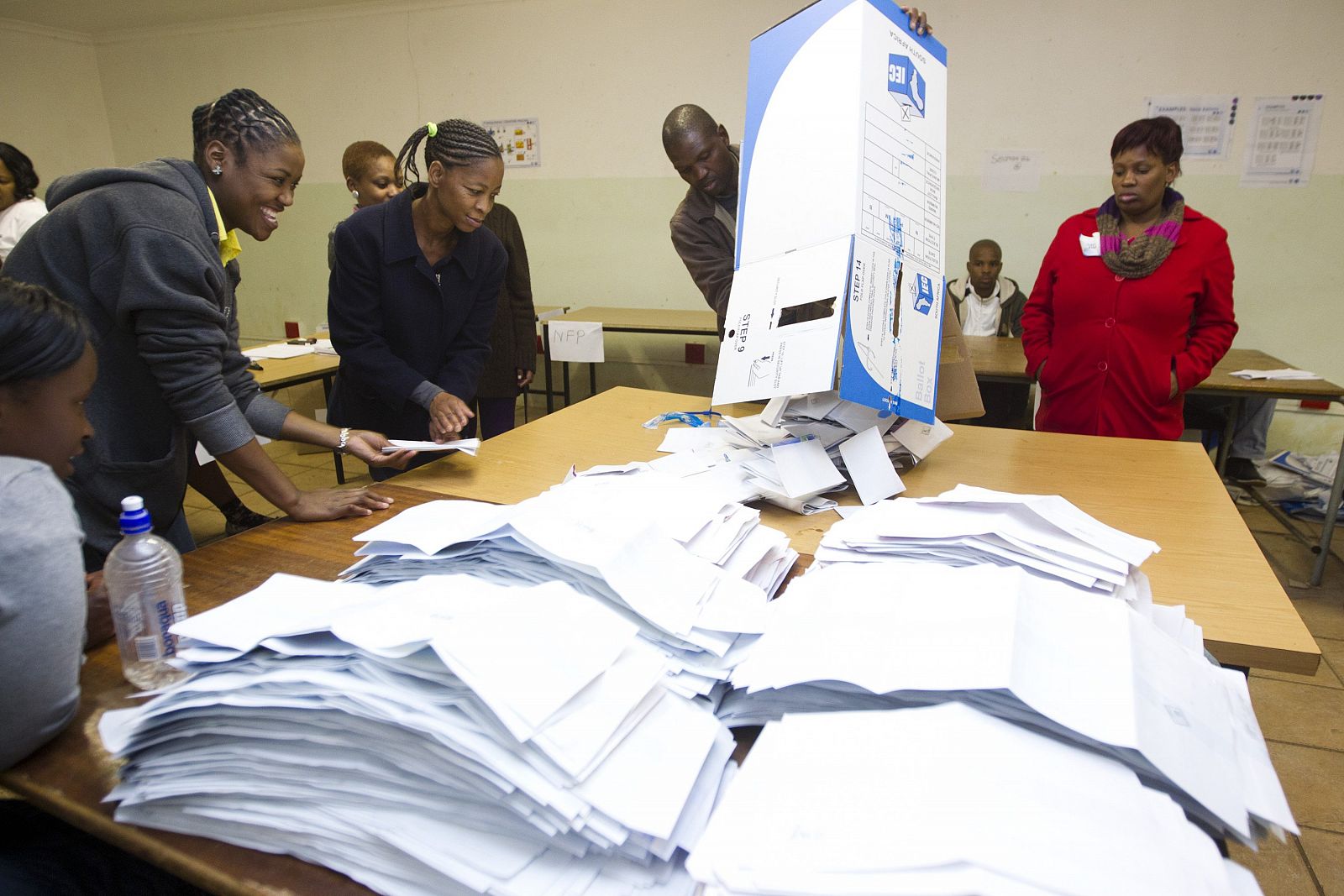 Recuento de votos de las elecciones sudafricanas en un colegio electoral de Embo, al oeste de Durban