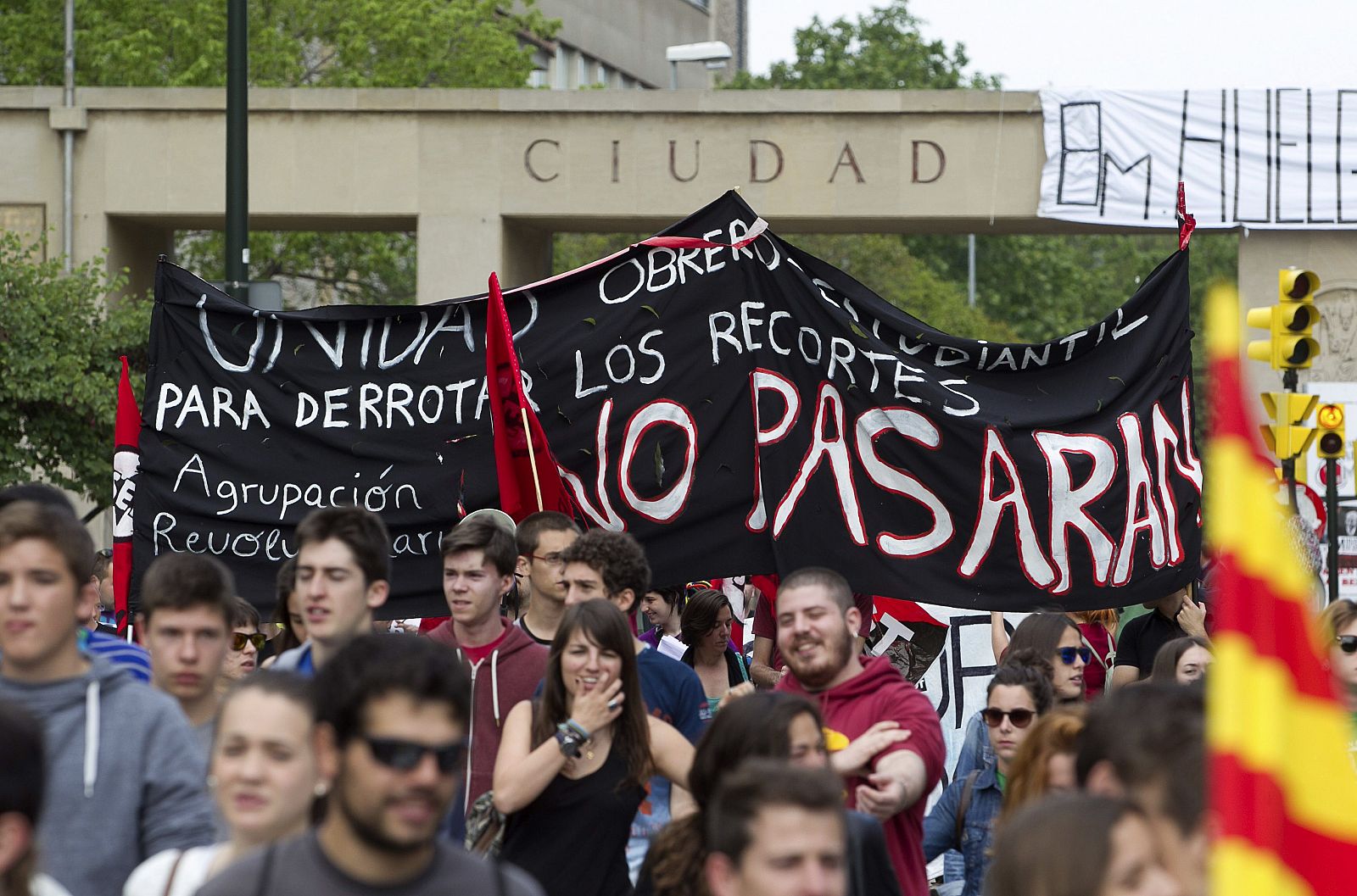 Cientos de estudiantes universitarios y de enseñanzas medias se han manifestado por las calles de Zaragoza.