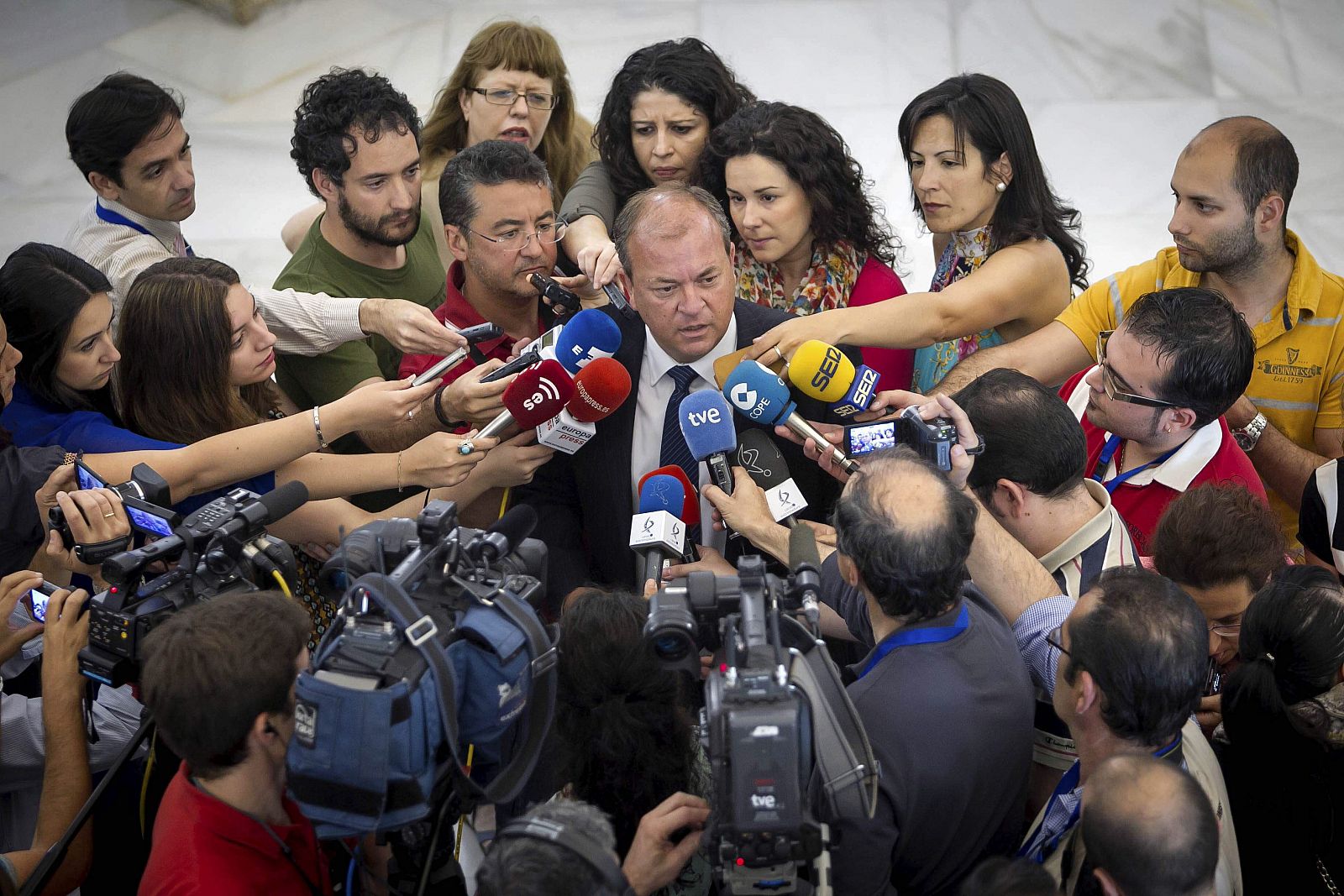 José Antonio Monago responde a los periodistas sobre la moción presentada por el PSOE