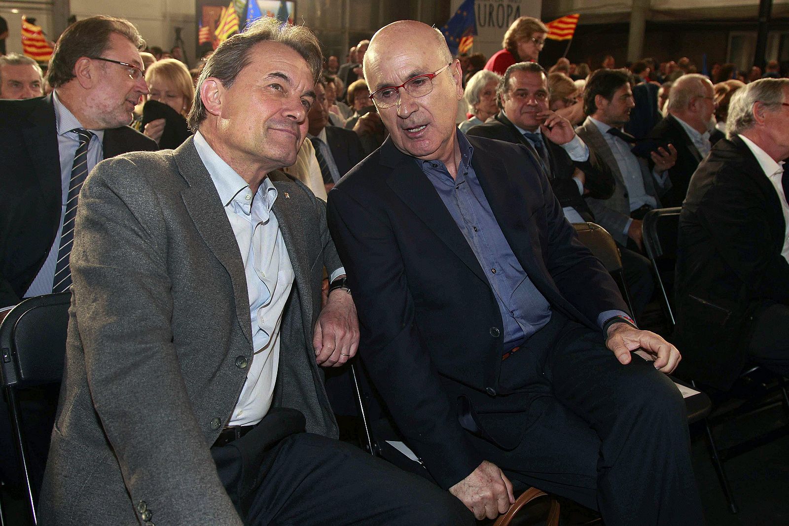 El presidente de la Generalitat Artur Mas junto a Duran i Lleida, al inicio del mitin de inicio de campaña electoral de CiU a las elecciones europeas celebrado en Barcelona.
