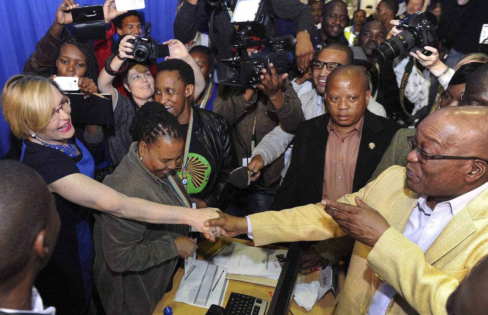 El presidente sudafricano, Jacob Zuma, saluda a la líder del partido opositor Alianza Democrática, Hellen Zille, el jueves en el centro de recepción de resultados de las elecciones.