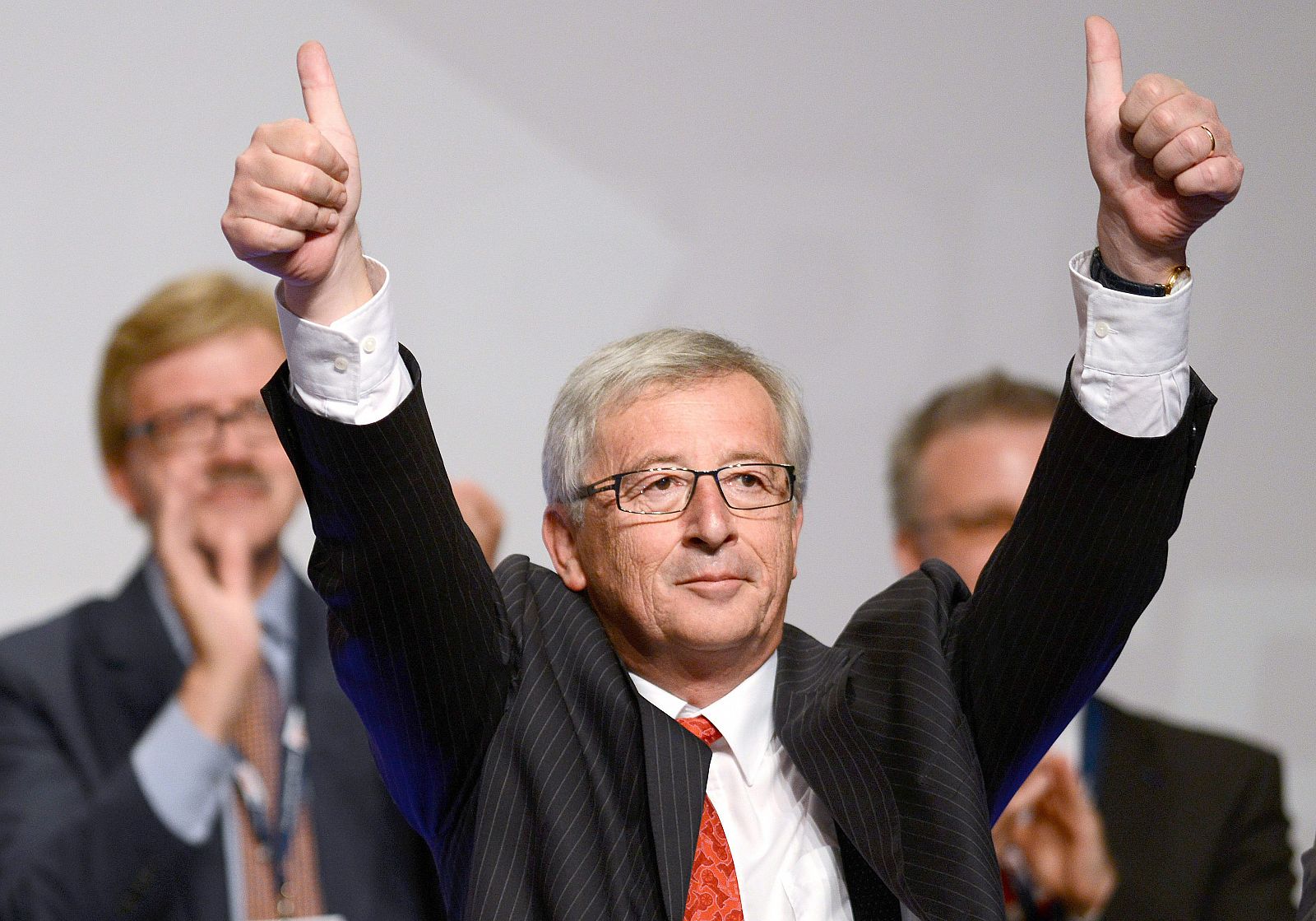 El luxemburgués Jean-Claude Juncker eleva los pulgares en un discurso en una convención de la CDU alemana.
