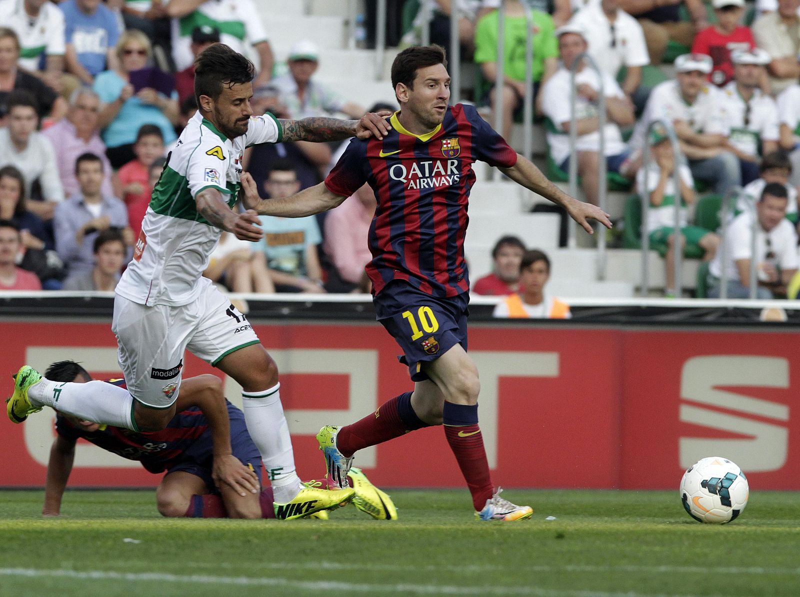 Messi, ante la defensa de Márquez.