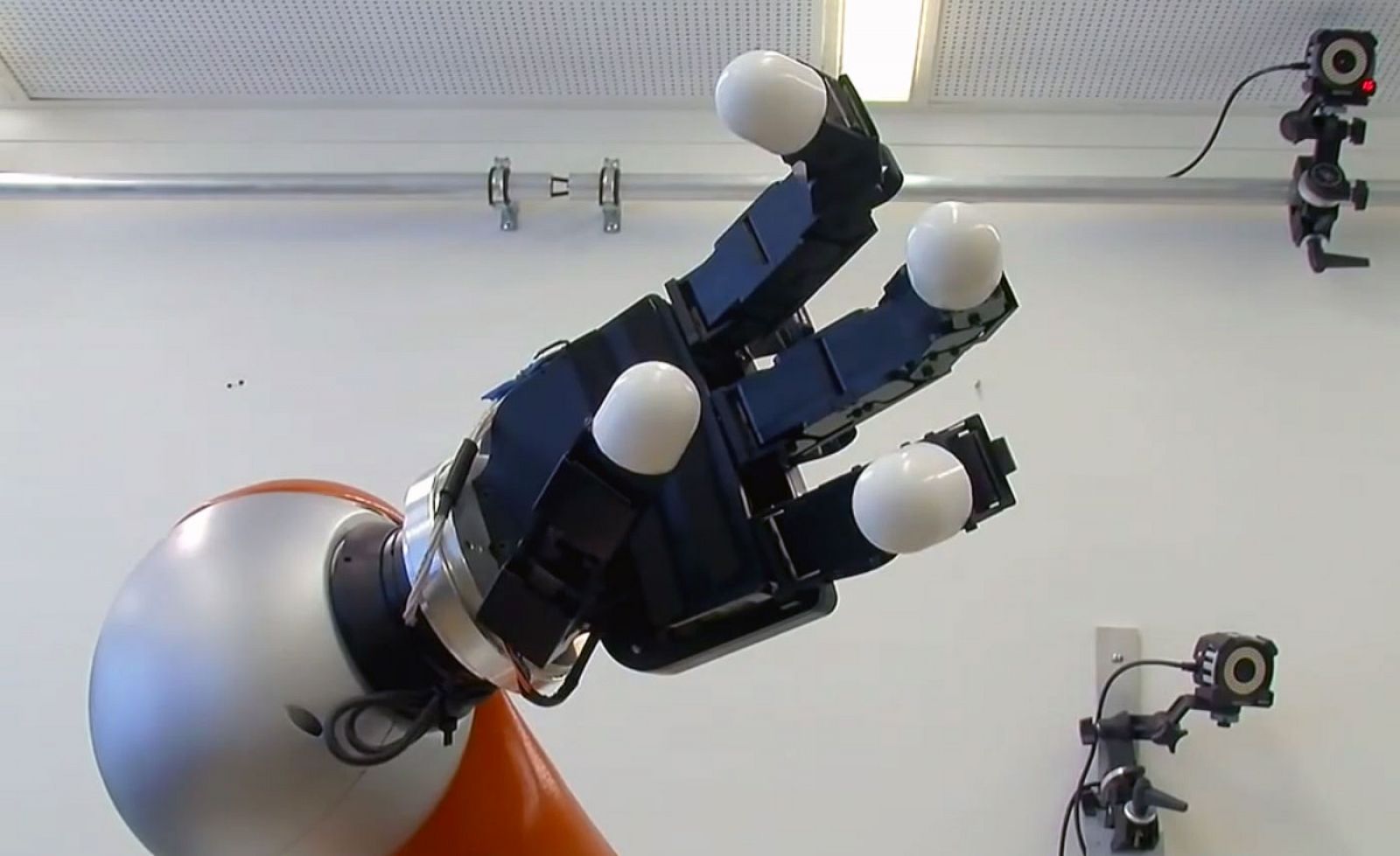 El brazo robótico de la EPFL tiene tres articulaciones y una mano con cuatro dedos.