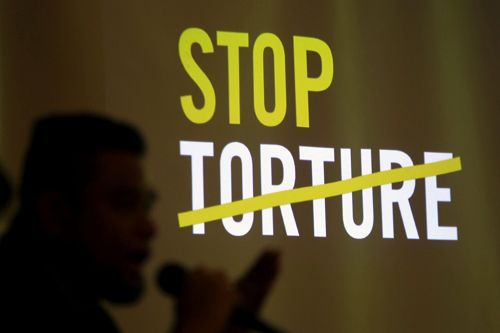 Un activista antitortura interviene en una rueda de prensa sobre la campaña global contra la tortura en Quezón (Filipinas)