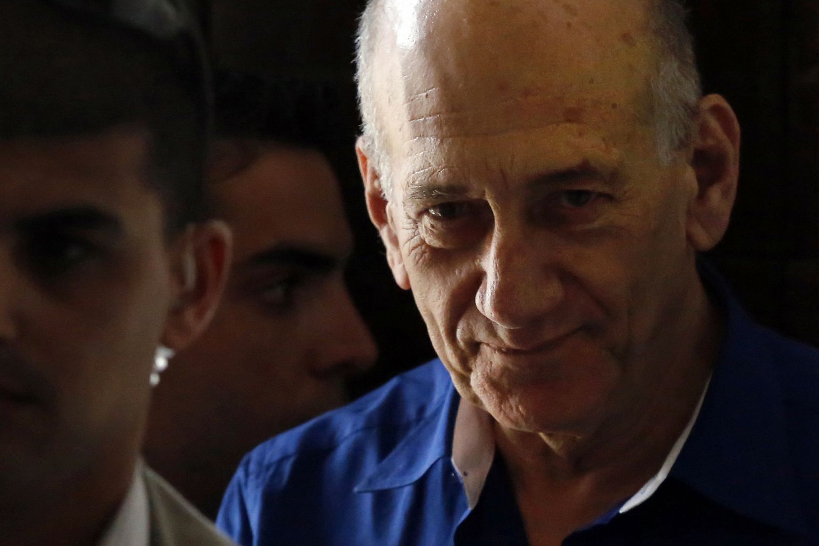 El ex primer ministro israelí, Ehud Olmert, abandona al tribunal tras ser sentenciado a pena de cárcel