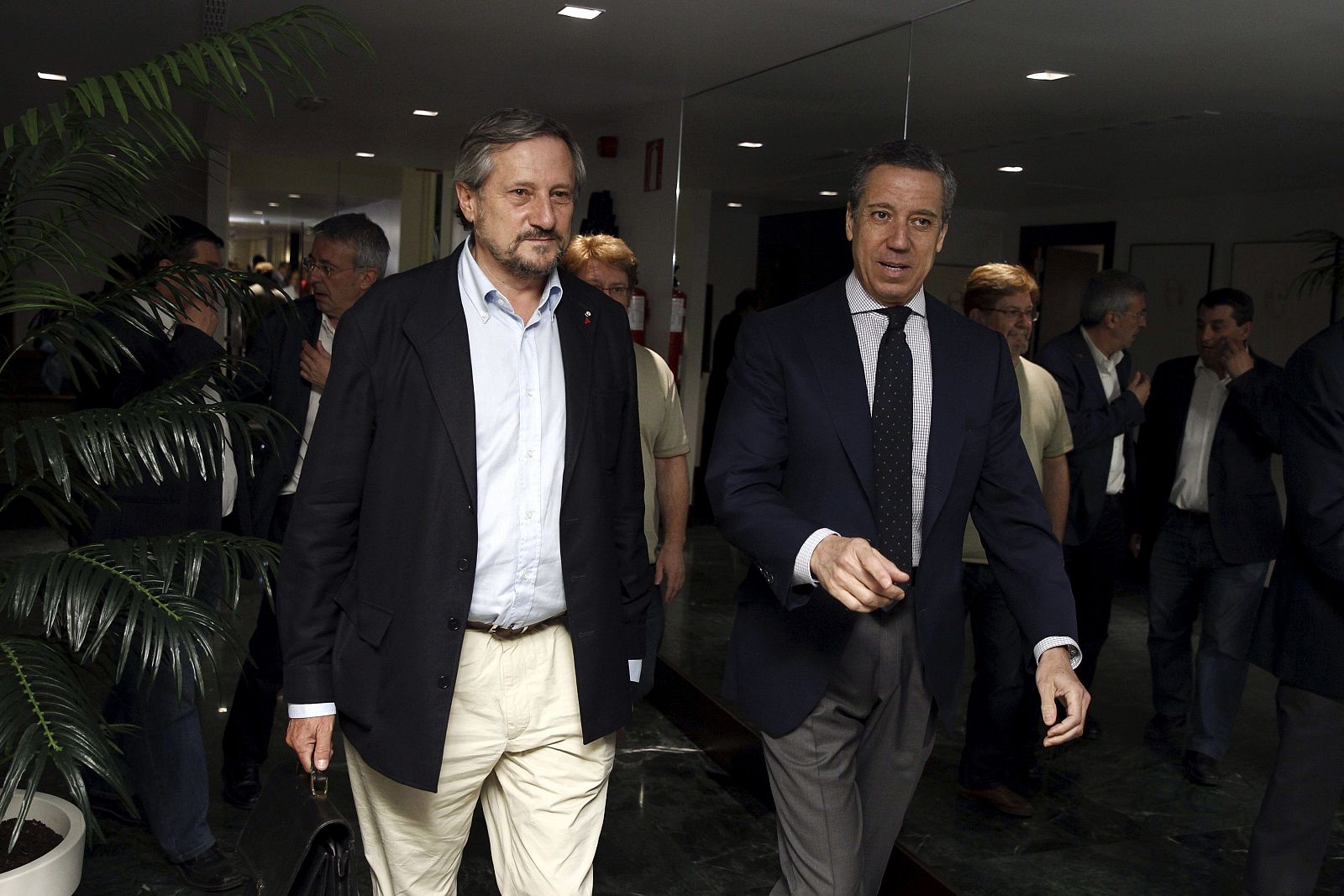 Willy Meyer en el Club Siglo XXI junto a Eduardo Zaplana