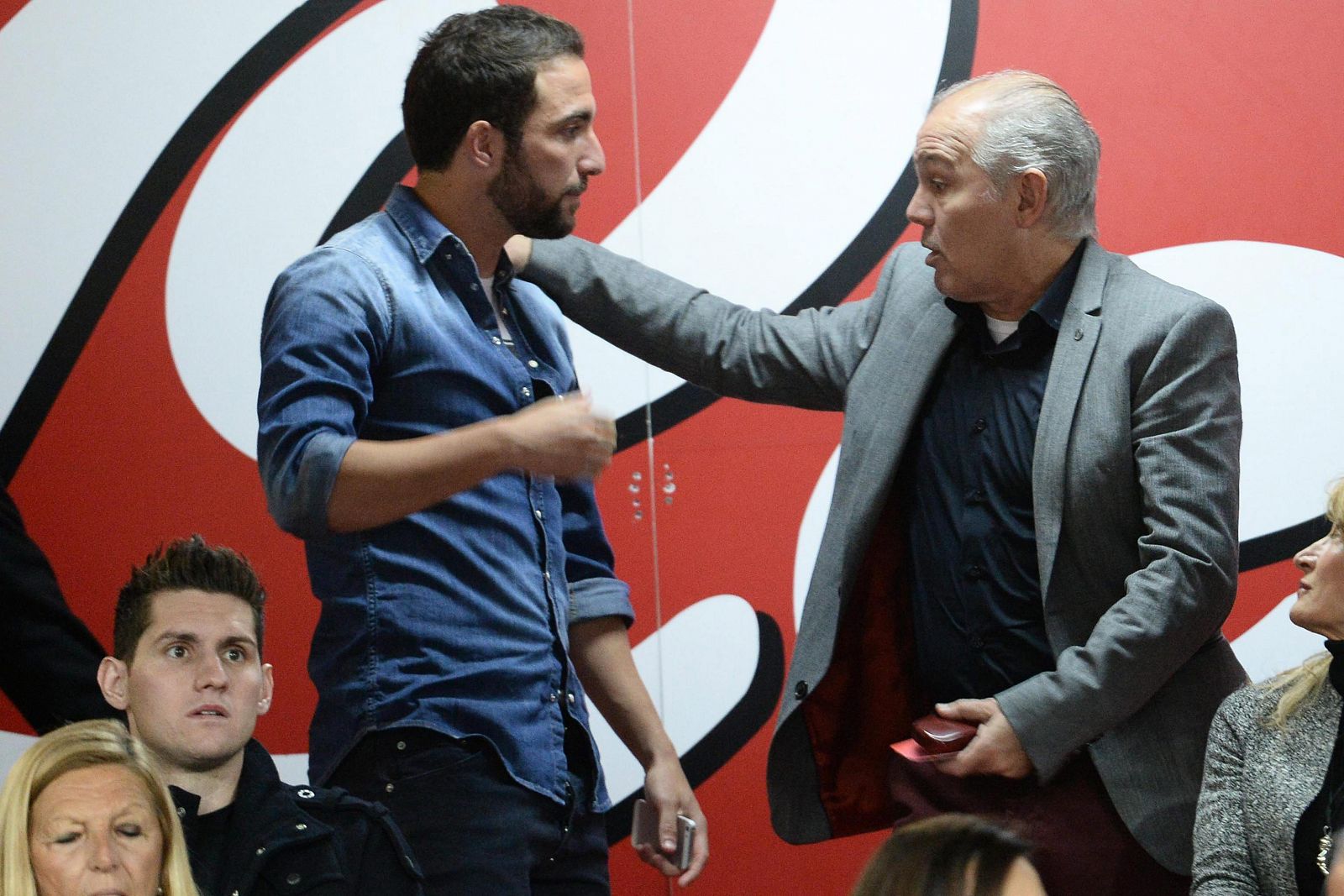 El jugador argentino del Nápoles Gonzalo Higuaín (i) habla con el entrenador de la selección de su país, Alejandro Sabella (d)
