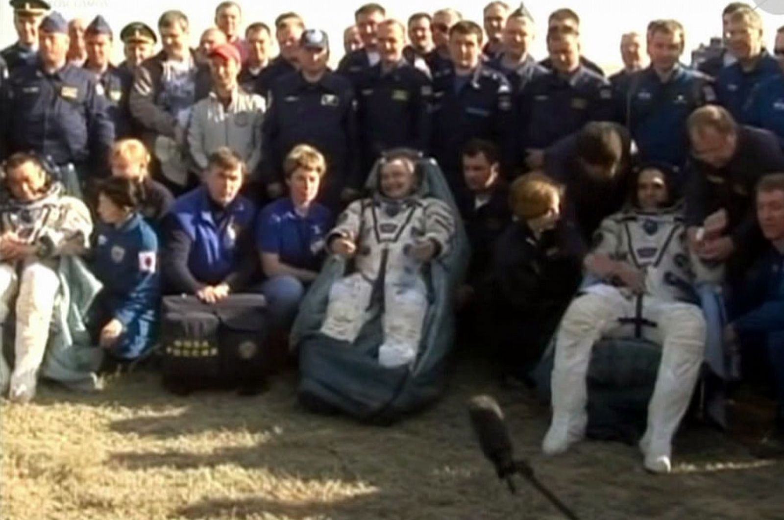Fotografía de la llegada de los tripulantes de la 39 misión de la EEI a la estepa de Kazajistán.