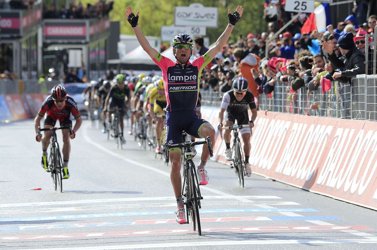 El italiano del Lampre Diego Ulissi celebra su victoria en la meta de Viggiano,