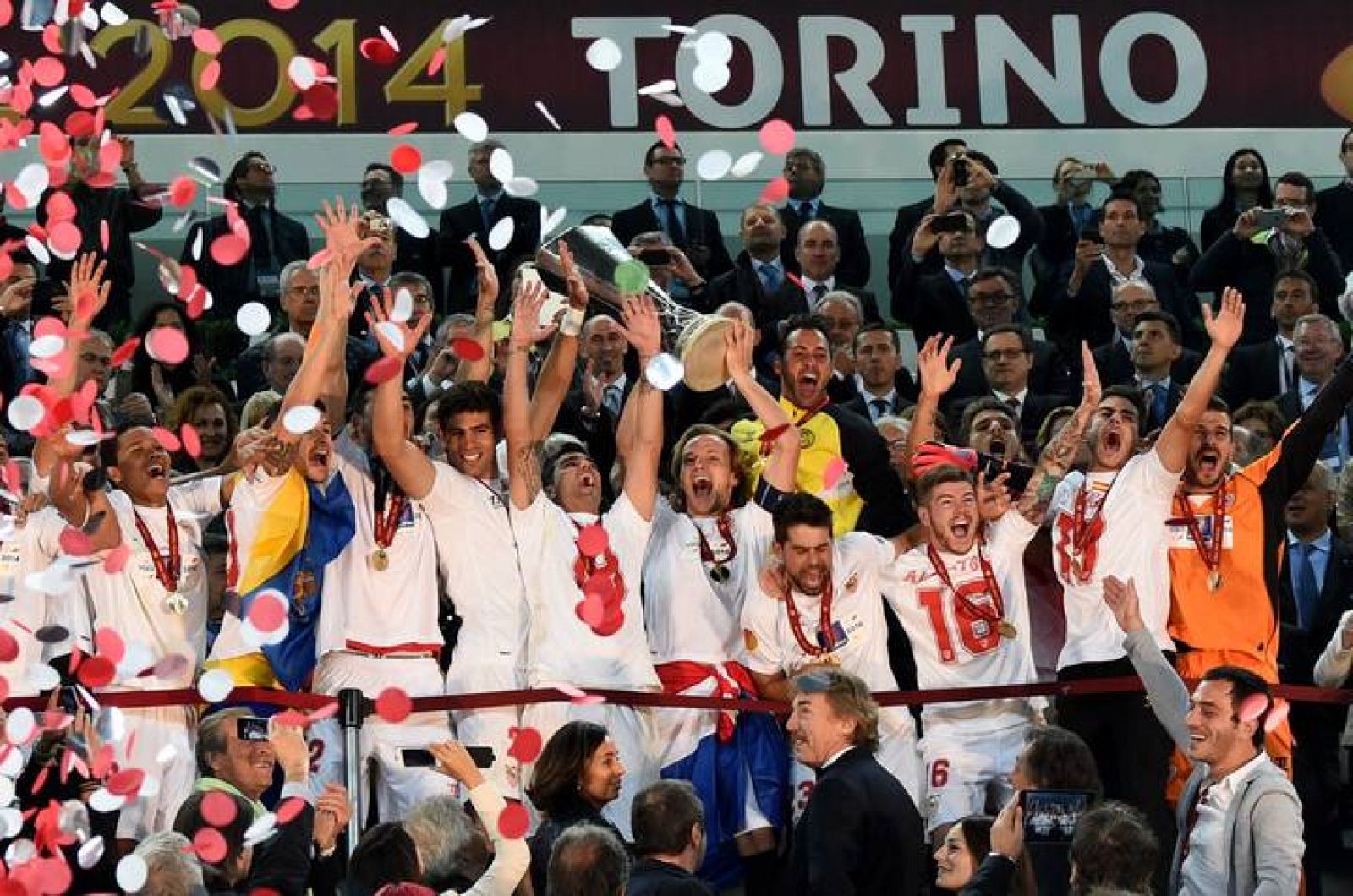 Los jugadores del Sevilla levantan la copa de la Europa League