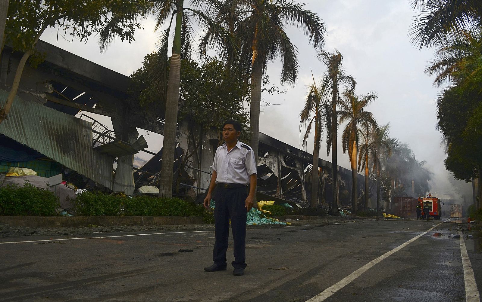 Un guardia de seguridad junto a las empresas chinas asaltadas en Binh Duong, Vietnam