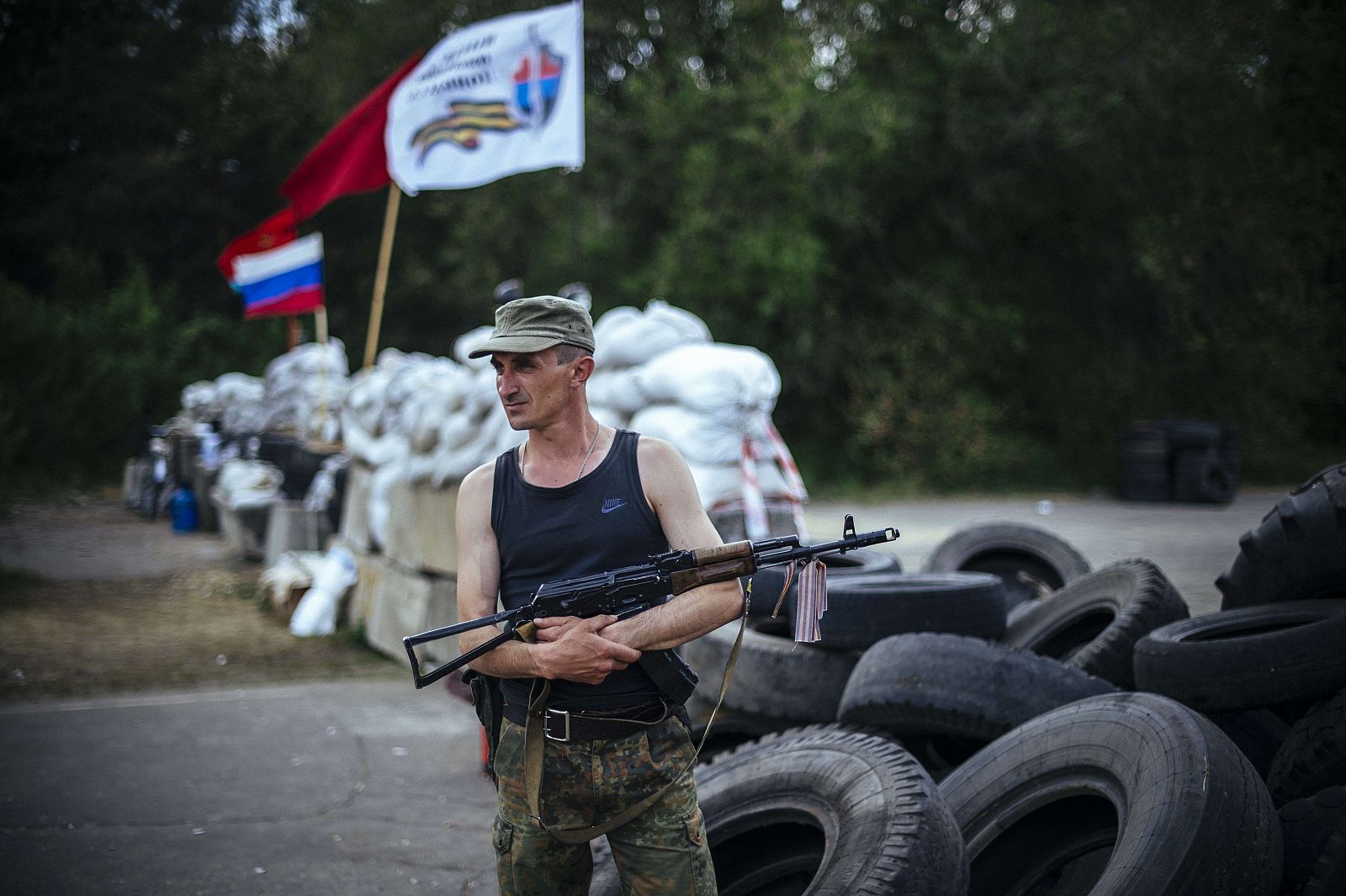 Miliciano prorruso en una barricada cerca de Lugansk