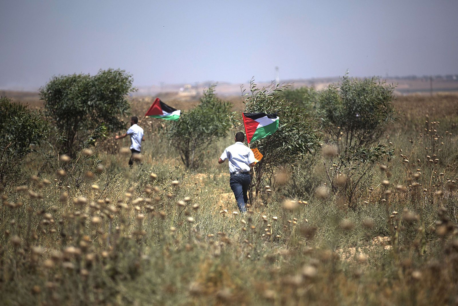 Palestinos huyen de los agentes israelíes en la frontera de la ciudad de Gaza en este día de la Nakba.
