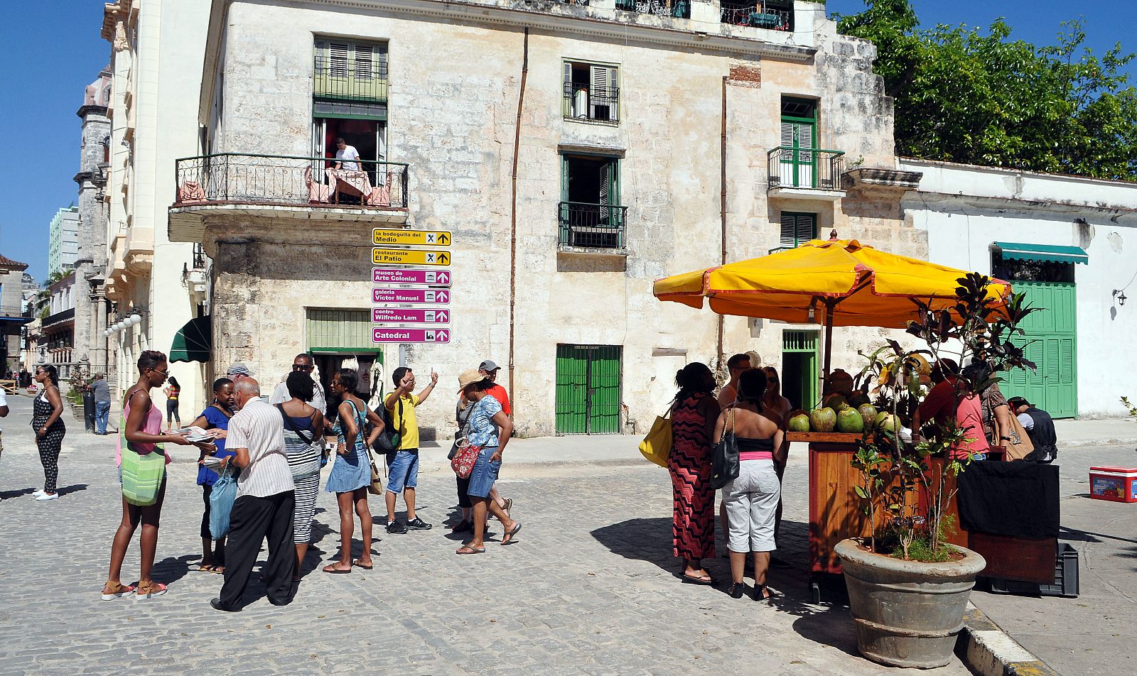 Turistas en una calle de La Habana (Cuba)