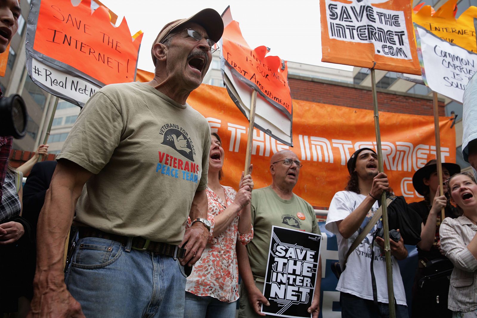 Un centenar de activistas se ha manifestado ante la FCC en Washington.