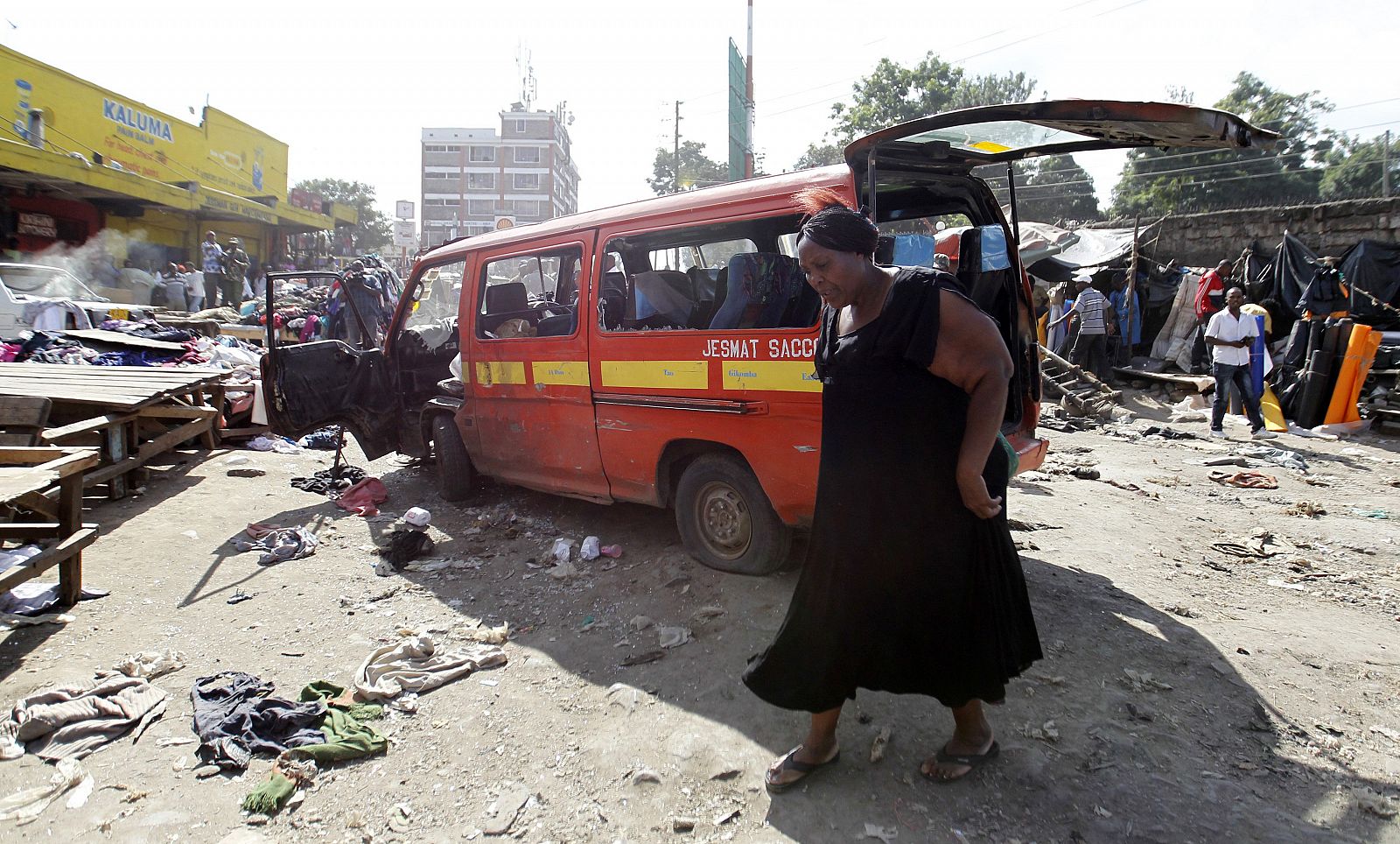 Un vehículo dañado por la explosión de una de las dos bombas que han estallado en el barrio somalí de Nairobi.