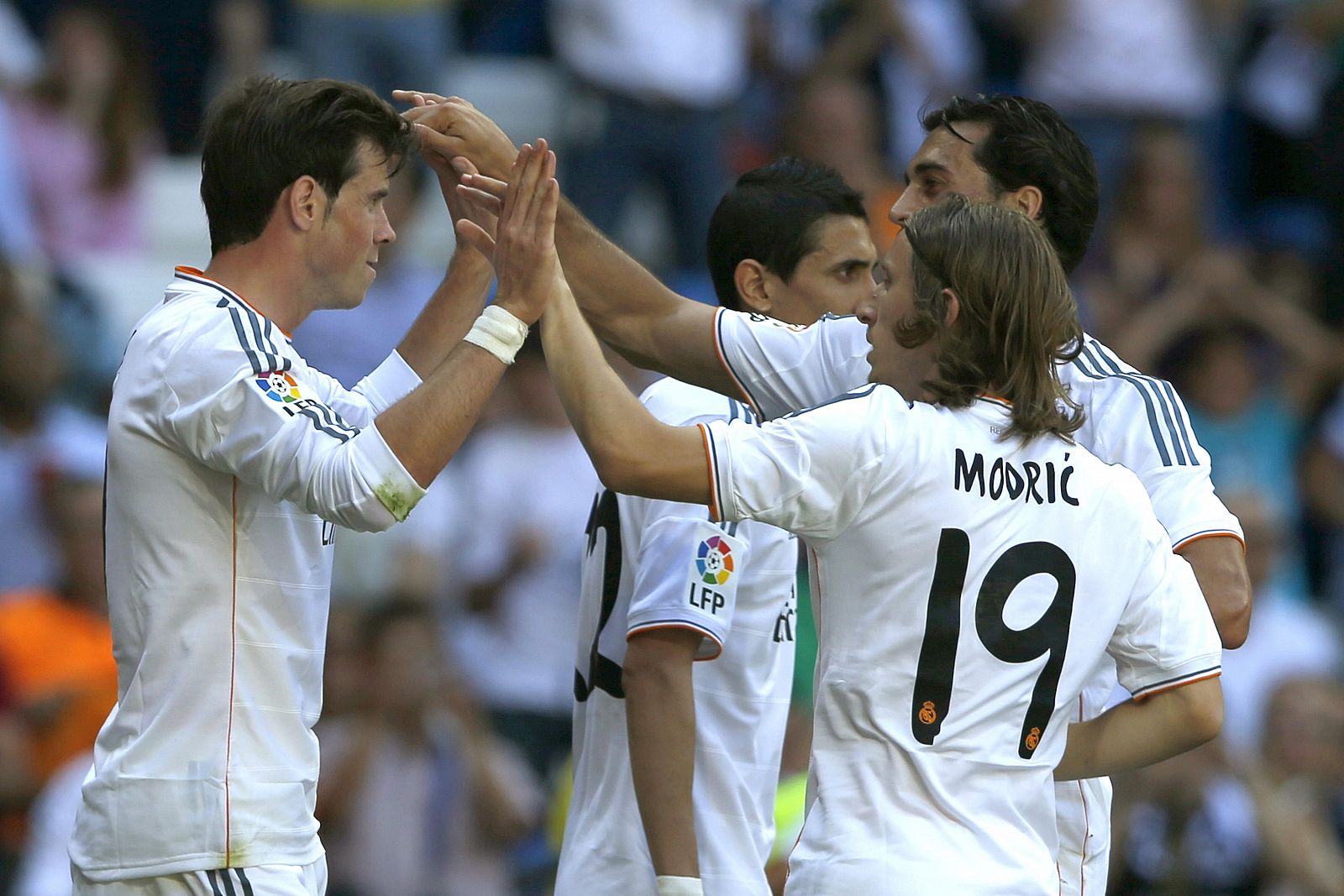 El delantero galés del Real Madrid Gareth Bale (i) celebra con sus compañeros el gol marcado ante el Espanyol