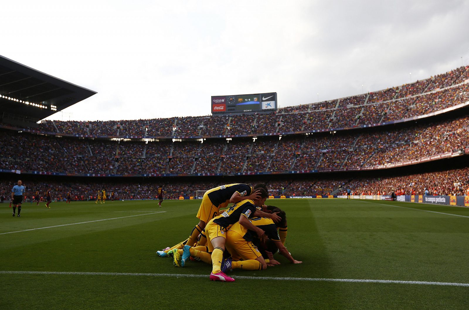 Los jugadores del Atlético celebran el gol de Godín en el Camp Nou ante el Barça