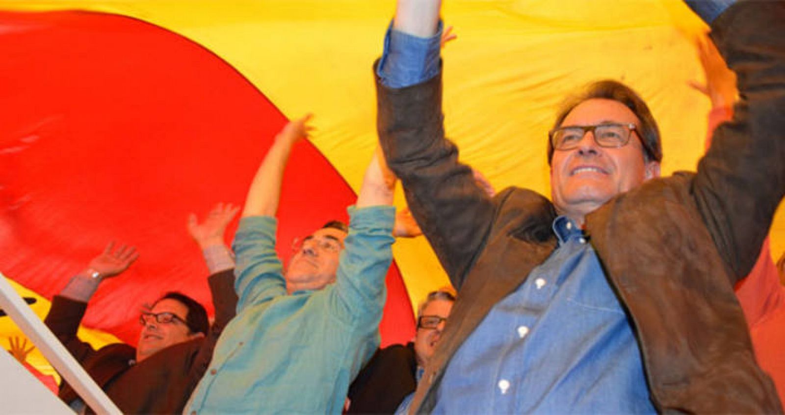 El presidente de la Generalitat, Artur Mas, junto a los candidatos Ramon Tremosa y Francesc Gambús, en un mitin en Manresa.