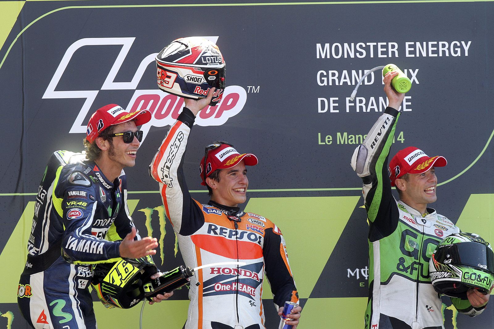 Marc Márquez celebra su victoria en Francia, junto a Rossi y Bautista en el podio