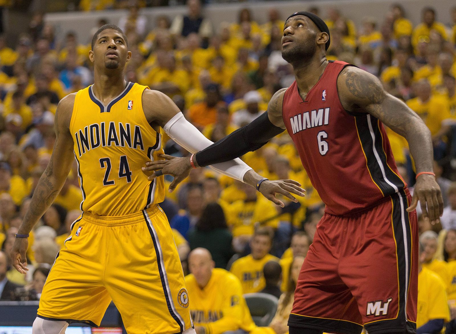 Paul George y LeBron James, en el choque entre Pacers y Heat.