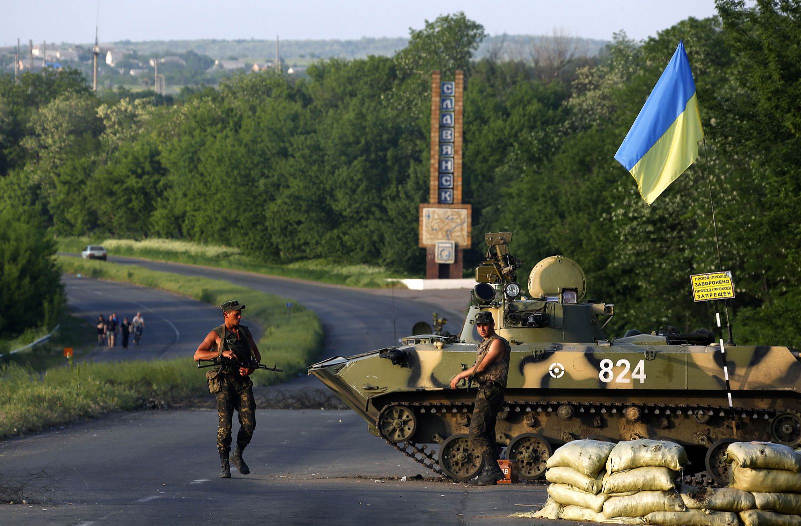 Soldados ucranianos fieles a Kiev montan guardia en la carretera a Slaviansk, en el este de Ucrania