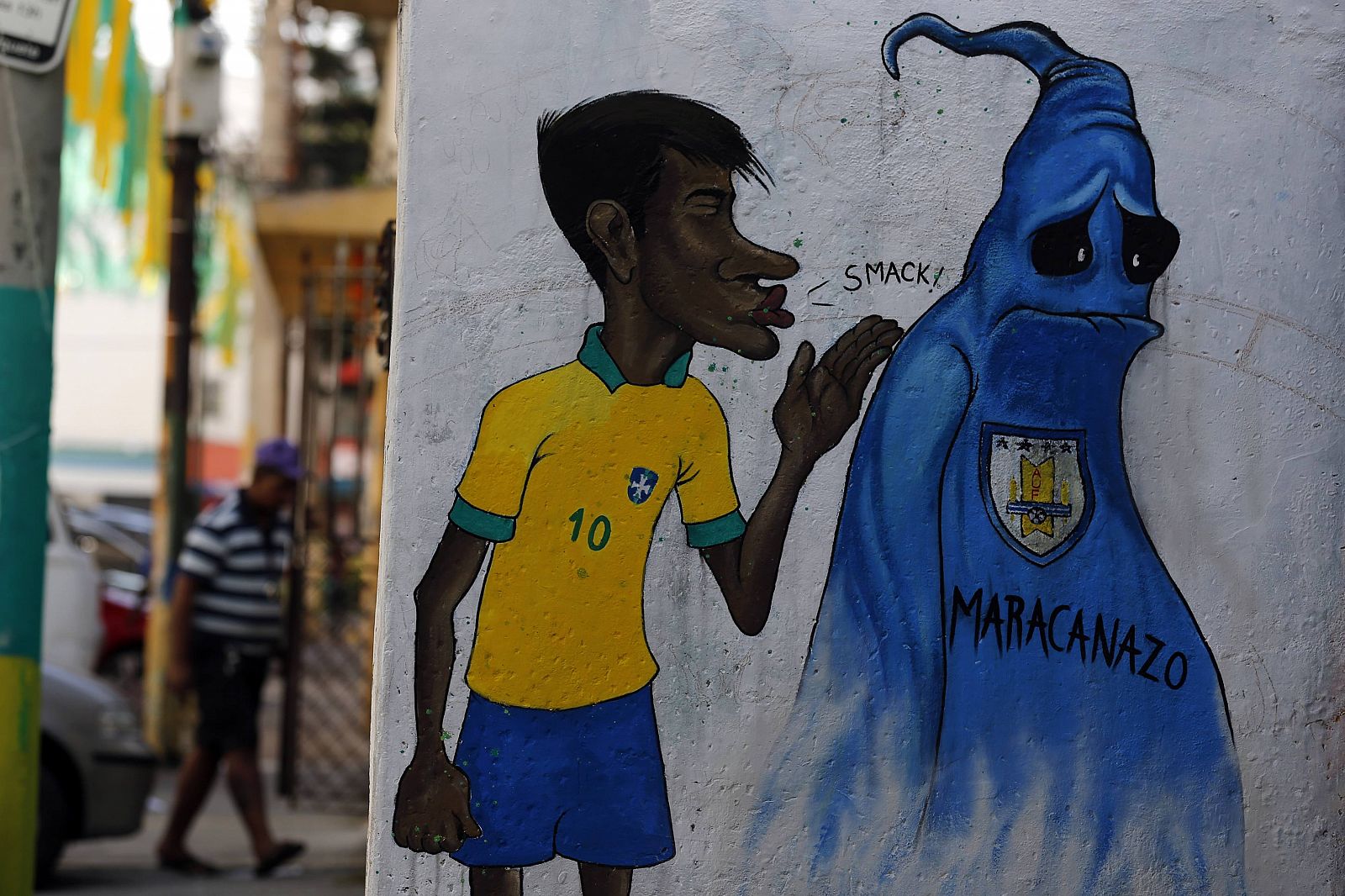 Un 'graffiti' en Río de Janeiro muestra a Neymar espantando el fantasma del Maracanazo.