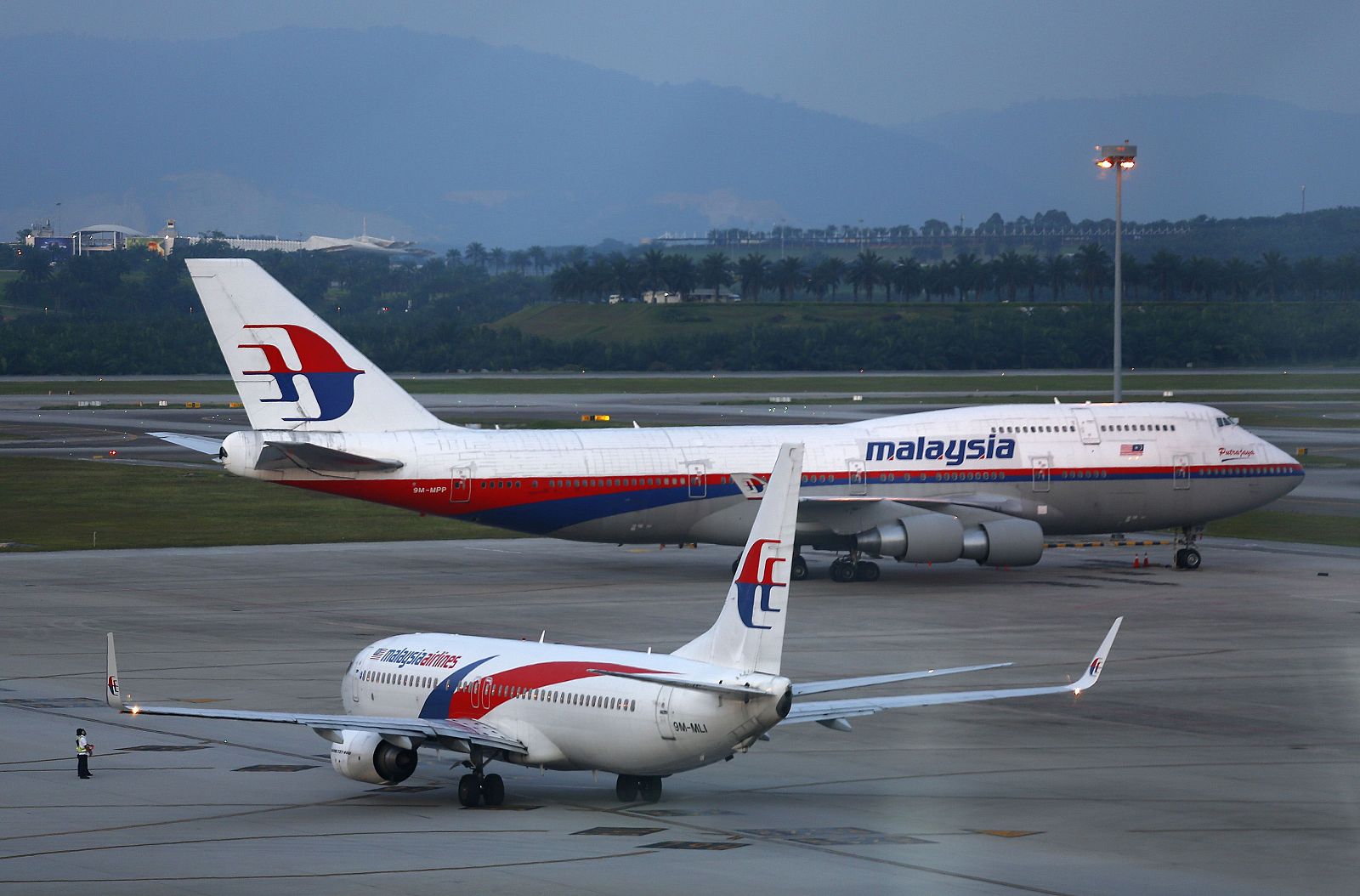 Aviones de la Malasia Airlines en el aeropuerto internacional de Kuala Lumpur