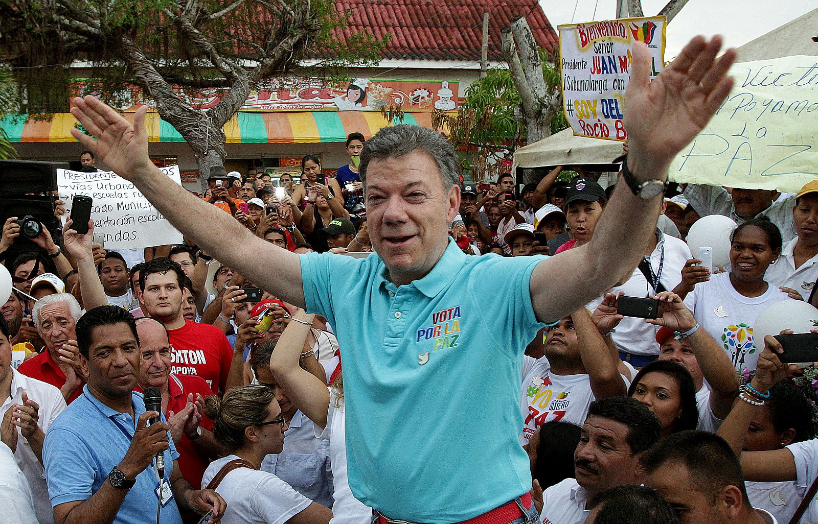 Fotografía del 4 de mayo de 2014 del presidente colombiano y candidato a la reelección, Juan Manuel Santos, durante una de las actividades de campaña política