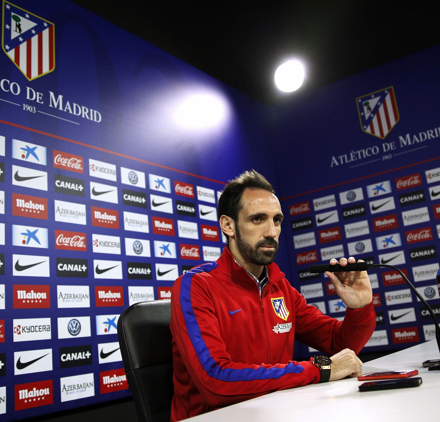 Imagen del jugador del Atlético de Madrid Juanfran durante la rueda de prensa.