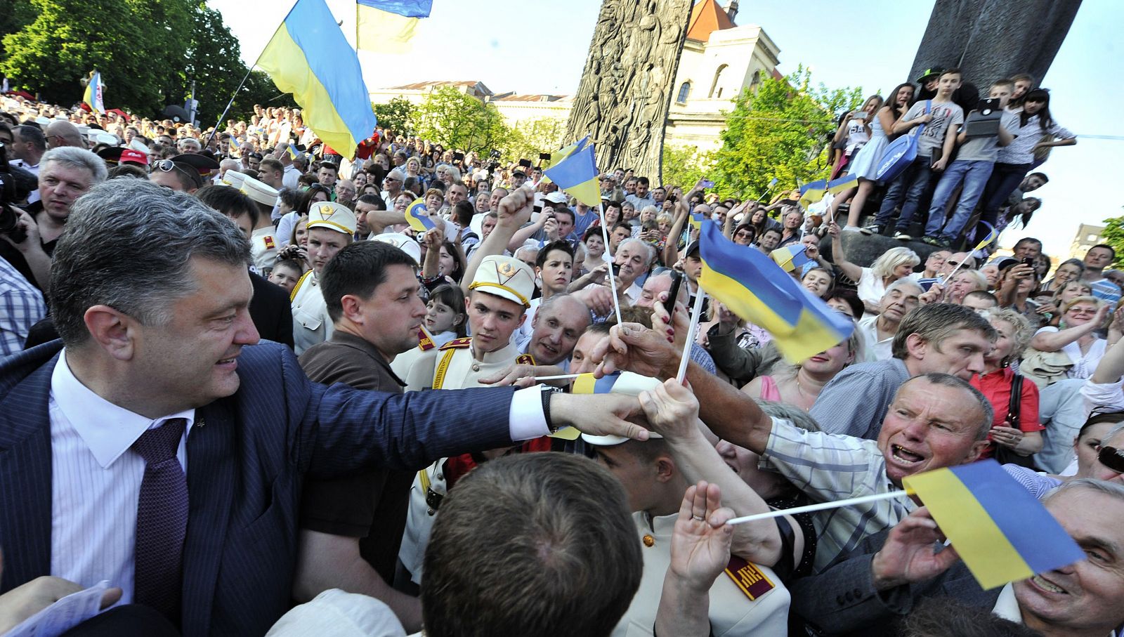Fotografía facilitada por el servicio de prensa de Petró Poroshenko en la que el candidato presidencial ucraniano hace campaña en Leópolis