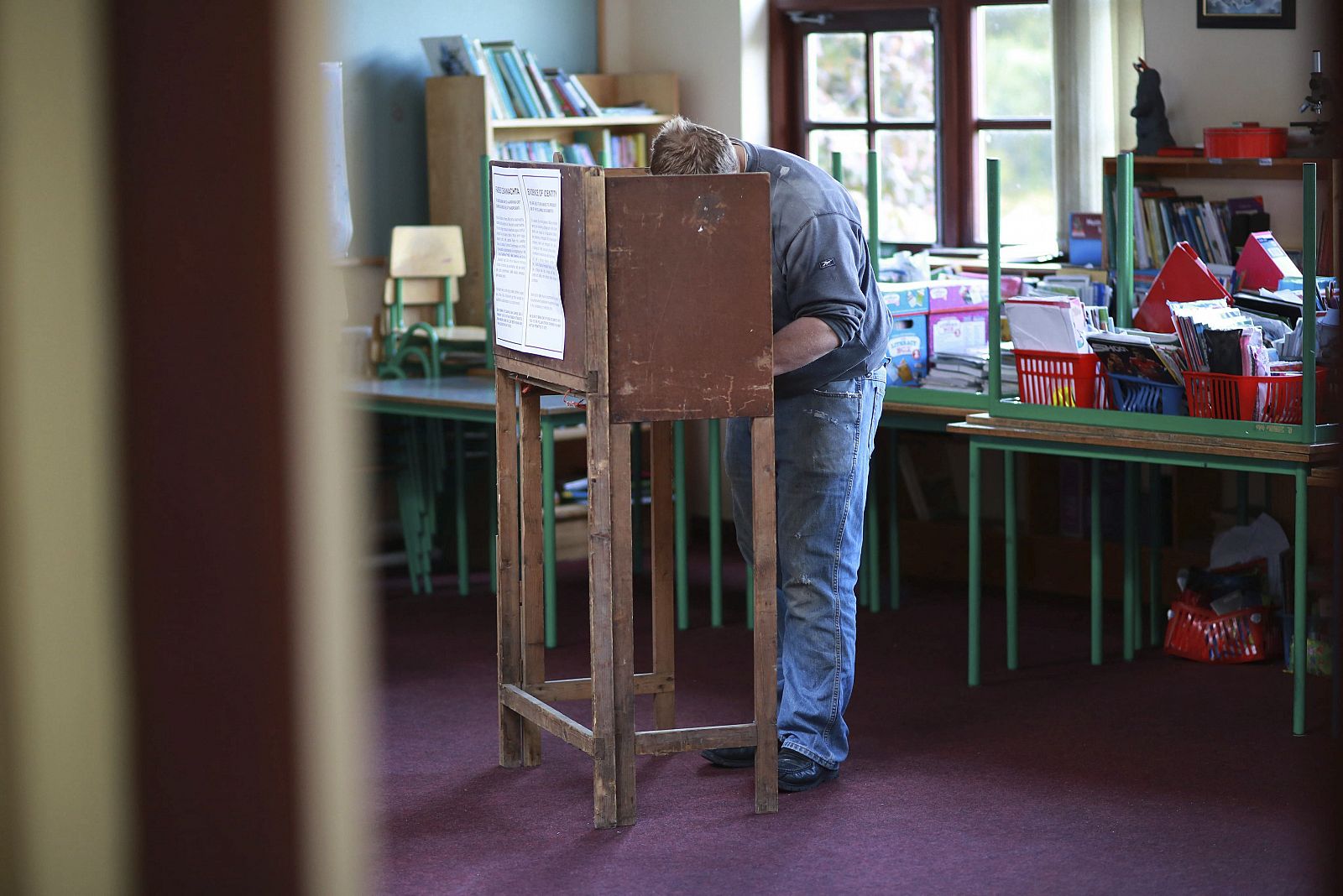 Un hombre vota en el Colegio Nacional de Doolargy en Ravensdale (Irlanda)