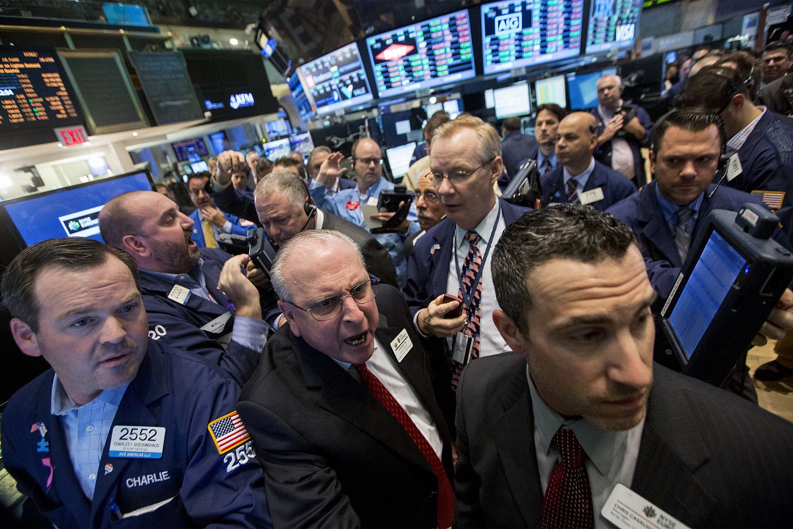 'Traders' trabajando en el parqué de la Bolsa de Nueva York