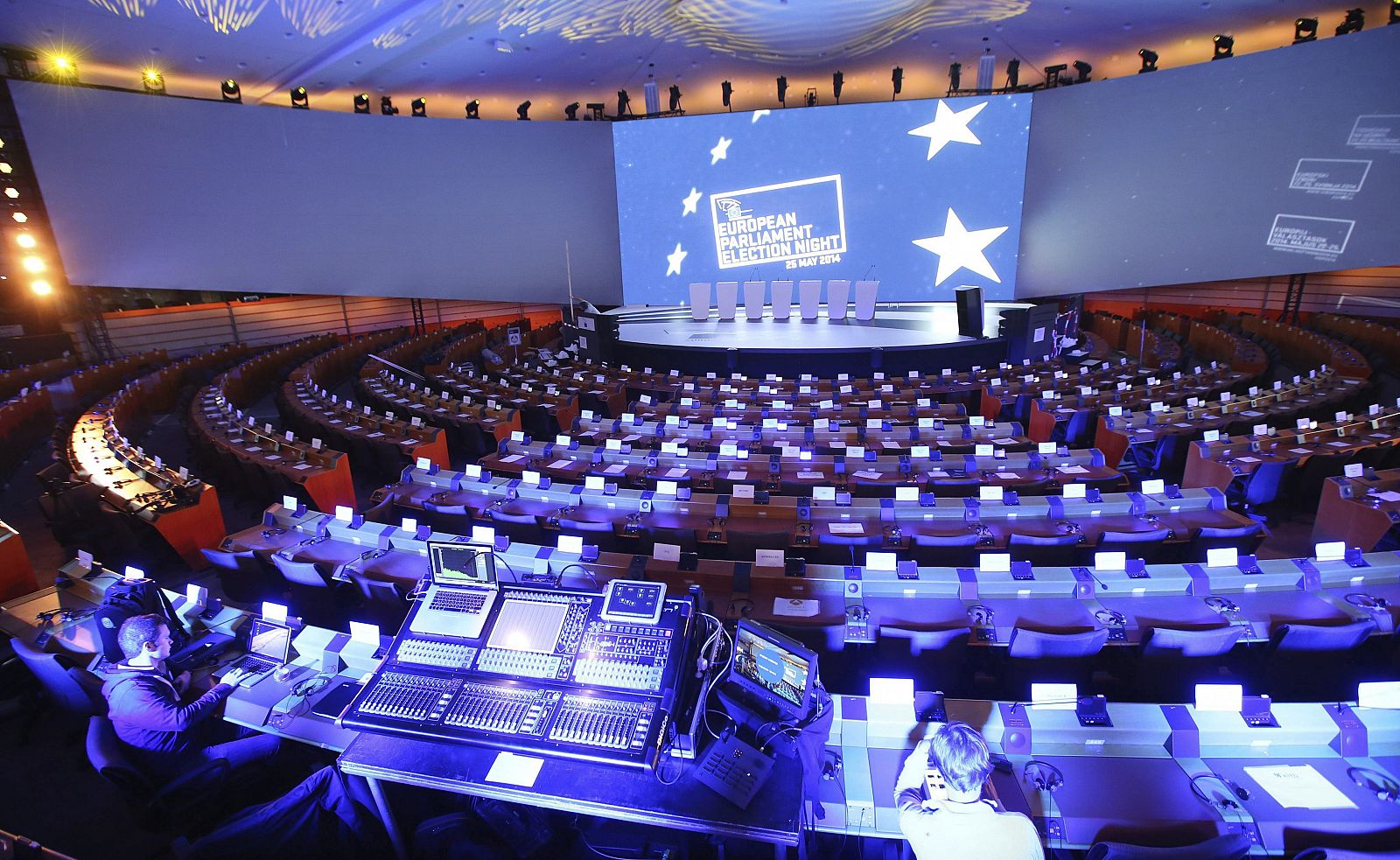 El hemiciclo del Parlamento Europeo en Bruselas, preparado para la noche electoral.