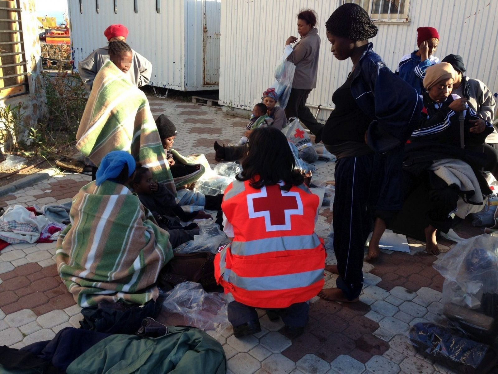 La Cruz Roja atiende a varios de los inmigrantes que han sido rescatados por la Guardia Civil.