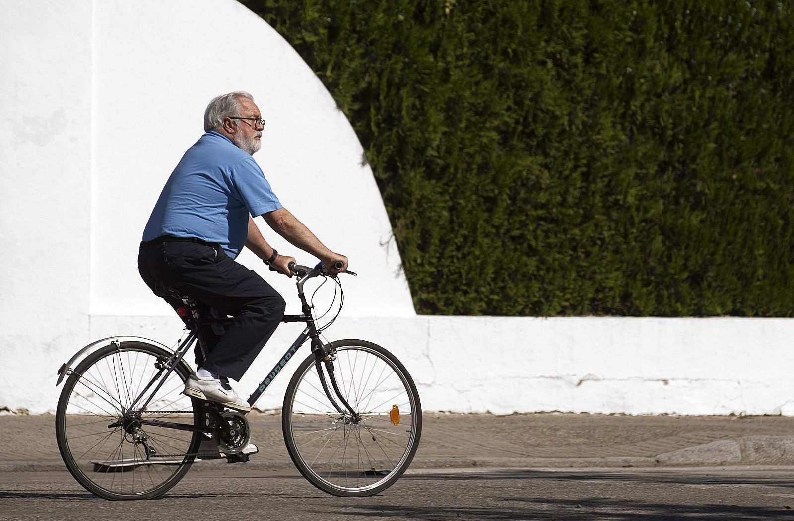 Fotografía facilitada por el PP de Miguel Arias Cañete montando en bicicleta en Jerez de la Frontera en la jornada de reflexión.