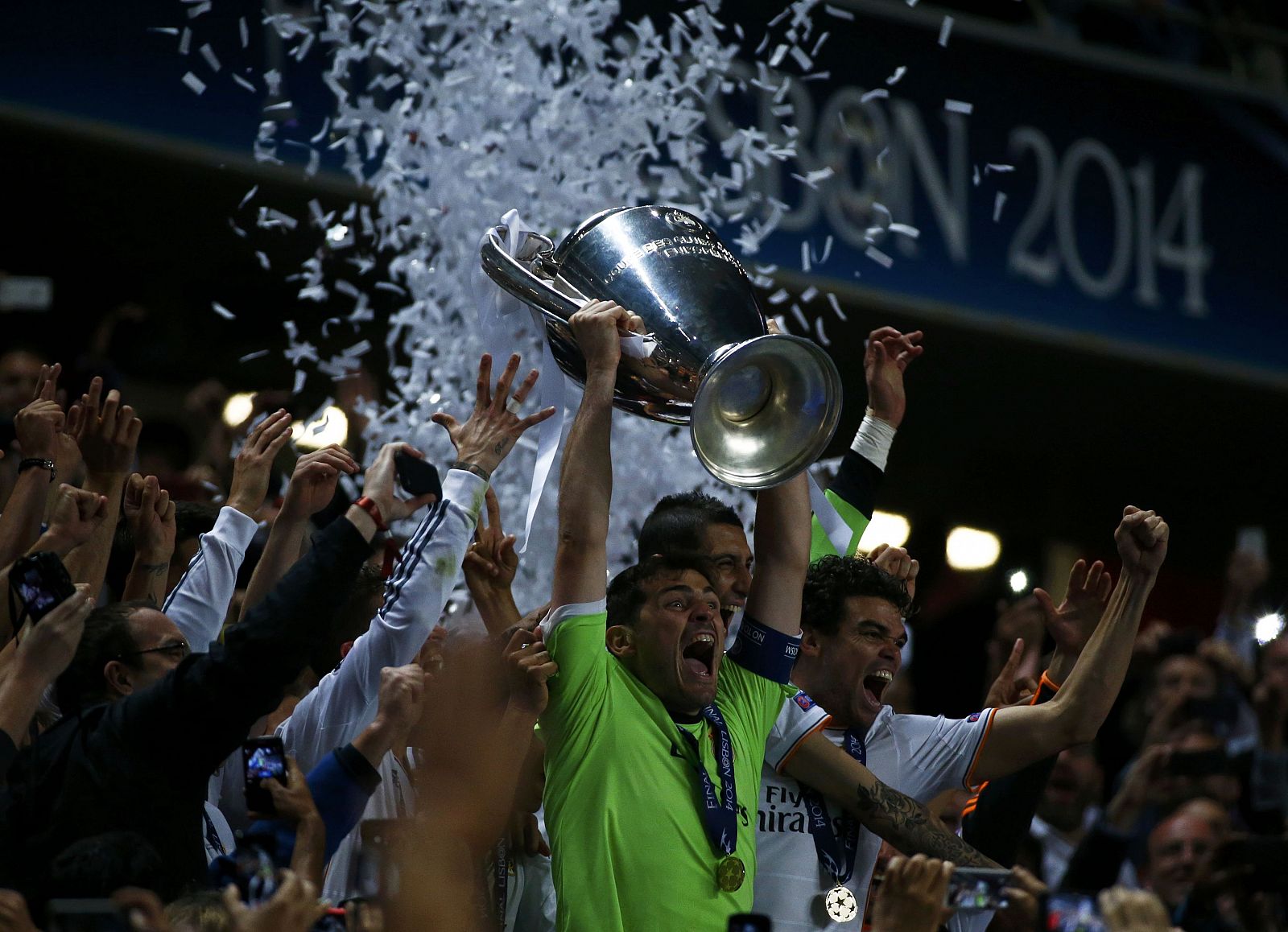 Iker Casillas, portero y capitán del Real Madrid, levanta "La Décima" Copa de Europa del equipo blanco tras el triunfo conseguido frente al Atlético de Madrid por 4-1