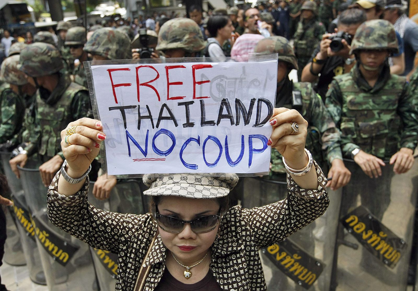 Los ciudadanos protestan contrra el golpe de Estado pese a la prohibición impuesta por la junta militar.