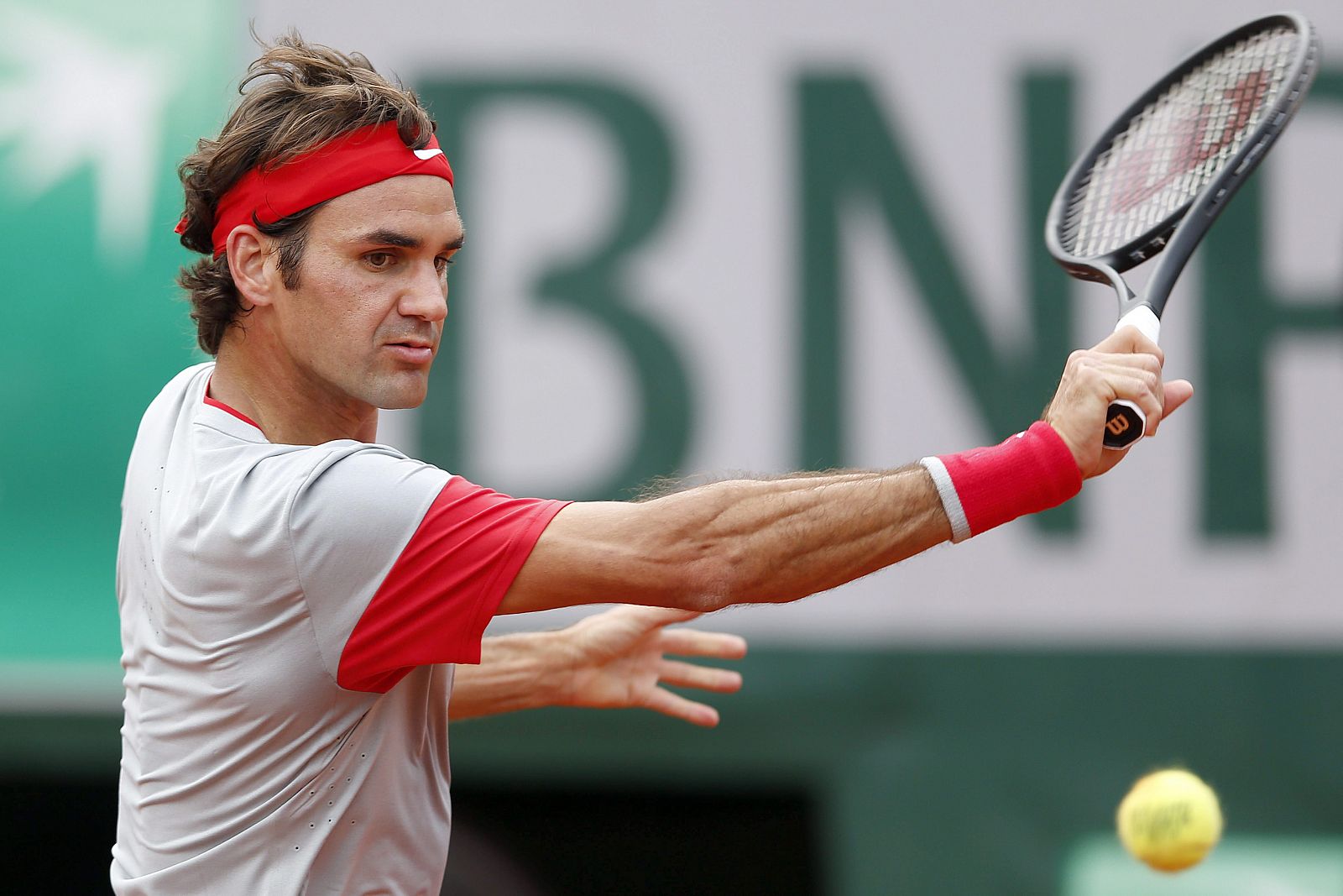 El suizo Roger Federer devuelve una bola al eslovaco Lukas Lacko