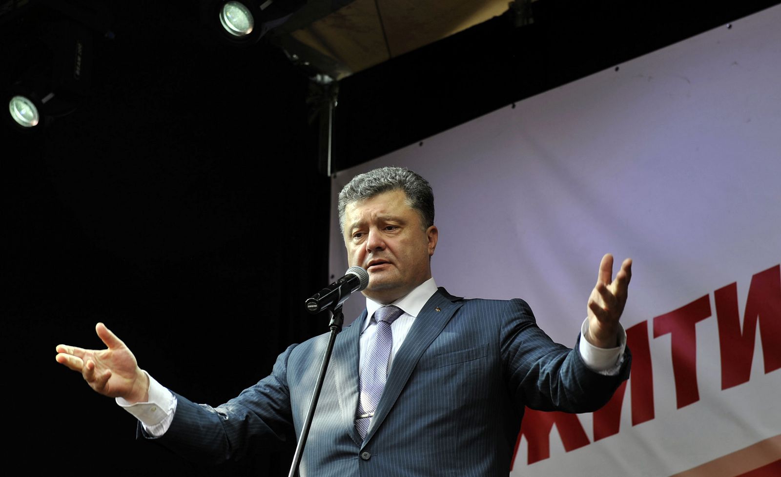 Poroshenko gesticula en un mitin durante la campaña.