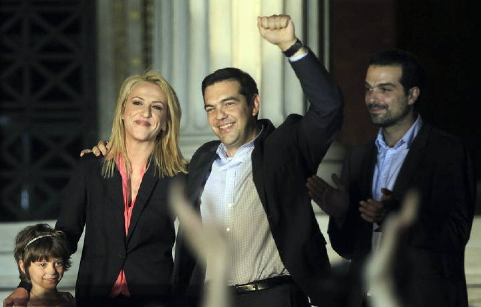 El líder de Syriza, Alexis Tsipras, saluda a sus seguidores en Atenas