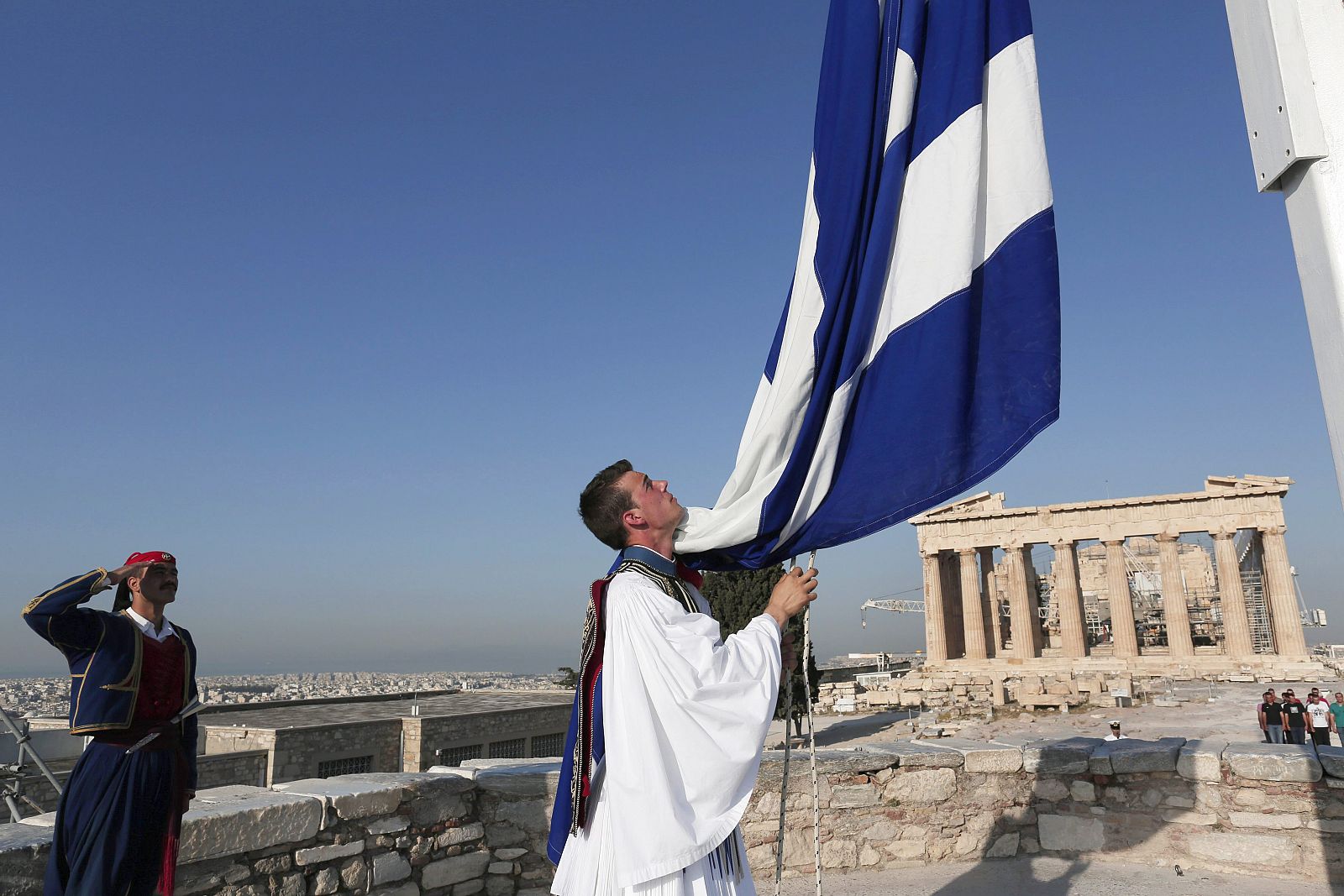 Izado de la bandera griega en la Acrópolis de Atenas
