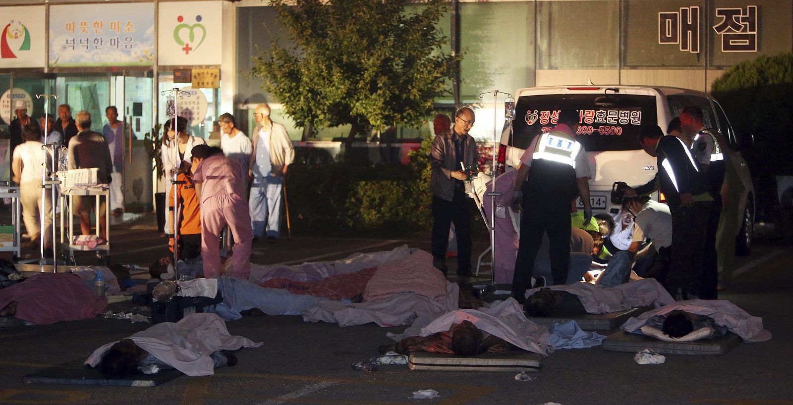 Pacientes rescatados del incendio en el hospital de Jangseong, en Corea del Sur