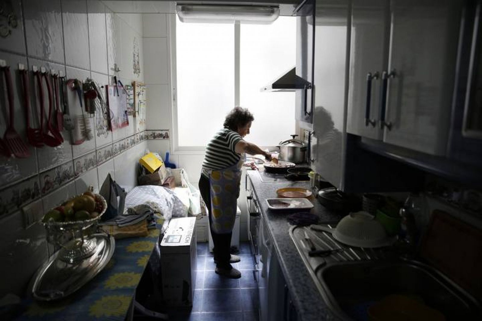 Una pensionista hace la comida y sostiene económicamente a sus hijos