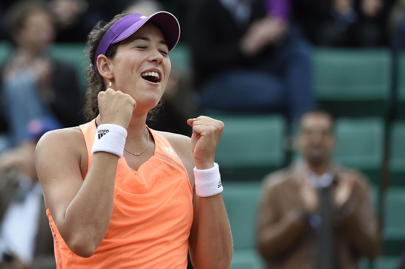 Garbiñe Muguruza celebra su triunfo sobre Serena Williams en Roland Garros