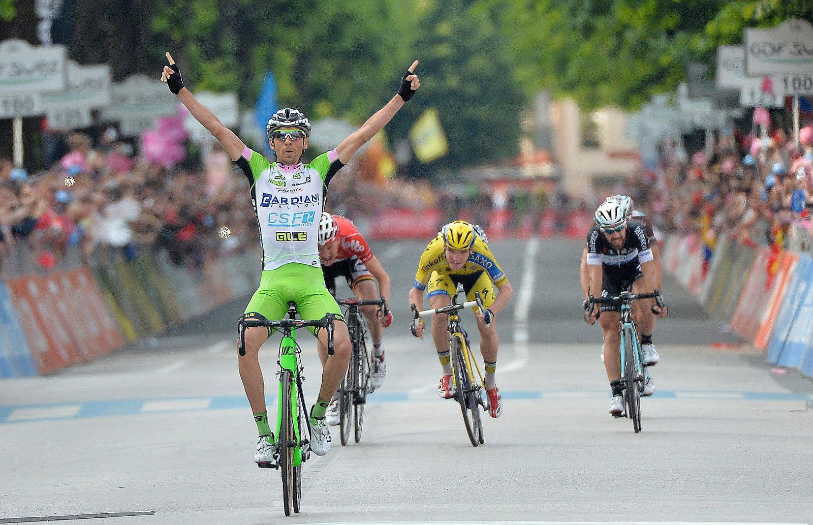 Stefano Pirazzi (Bardiani) celebra su victoria en la decimoséptima etapa del Giro.