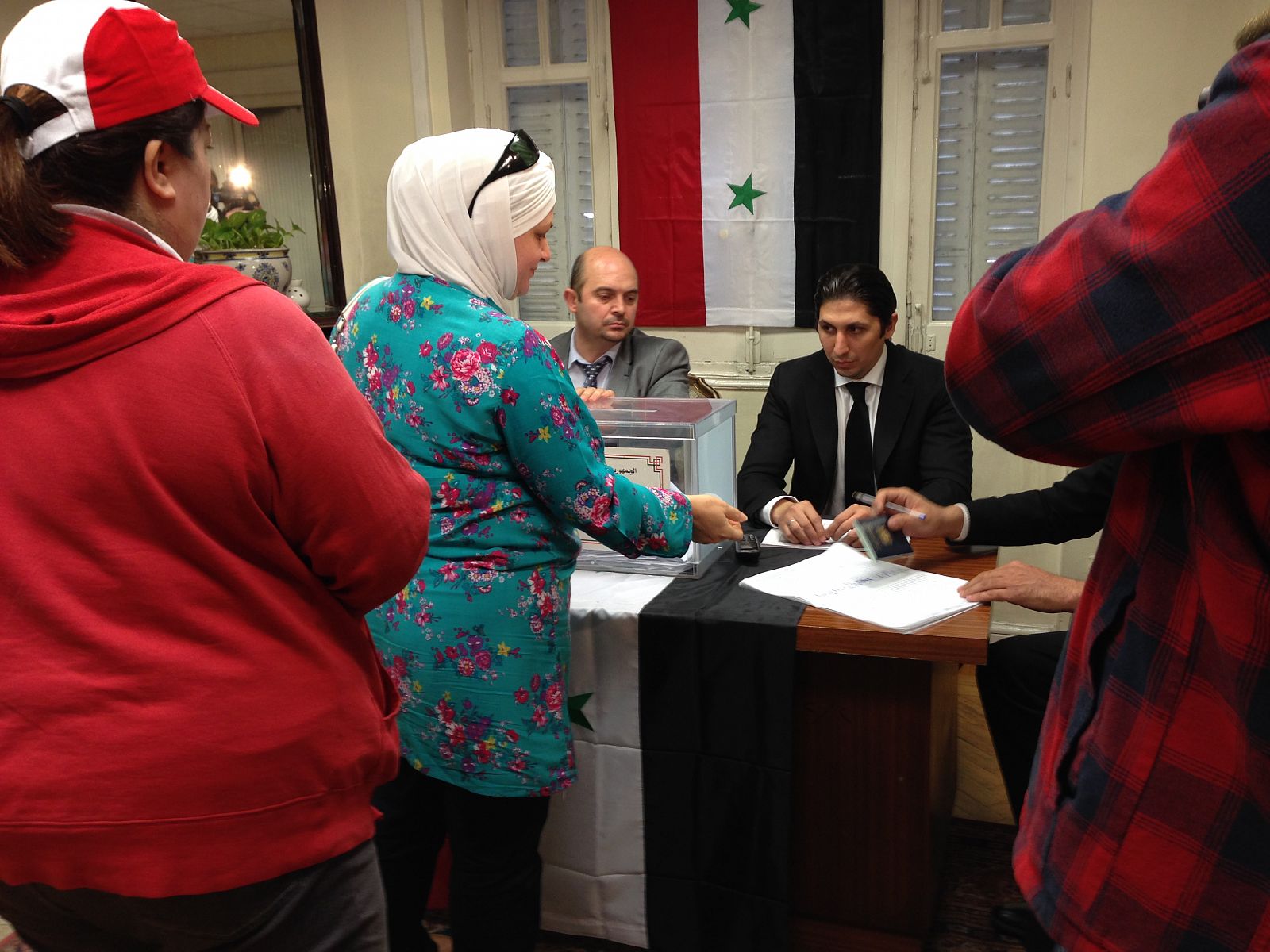 Una mujer vota en la embajada de Siria en Madrid para las elecciones presidenciales